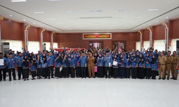 Wali Kota Bandar Lampung Hadiri Dan Serahkan SK PNS Yang Memasuki Masa Pensiun