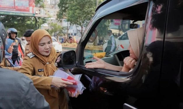 Walikota Bandar Lampung Bagikan Langsung Bendera Merah Putih Ke Masyarakat