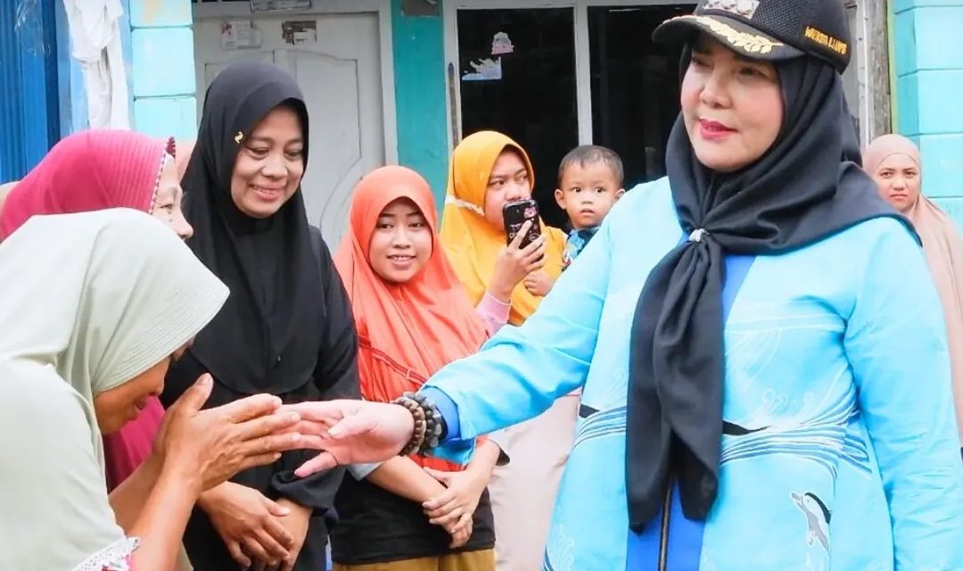 Walikota Bandar Lampung Hj.Eva Dwiana Beserta Sejumlah Jajaran Pemerintah Kota Bandar Lampung Kembali Meninjau dan Memantau Sejumlah Titik Lokasi Banjir yang Melanda di Kota Bandar Lampung