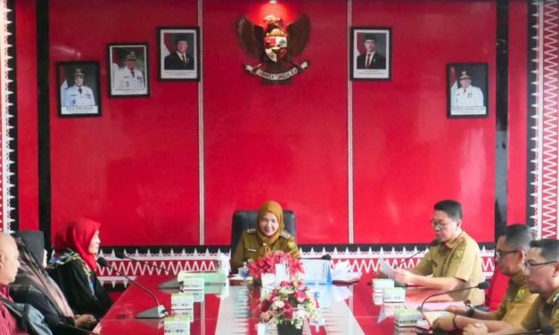 Walikota Bandar Lampung, Hj. Eva Dwiana Memberikan Bantuan Bencana Alam, Tanah Longsor, Akomodasi, dan Transportasi Kepada 26 Korban Bencana