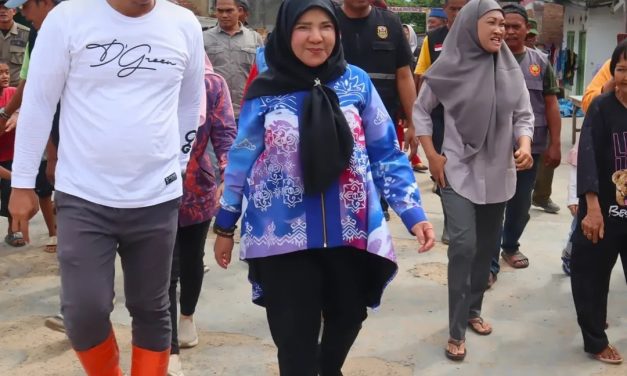 Walikota Bandar Lampung Hj.Eva Dwiana Beserta Sejumlah Jajaran Pemkot Bandar Lampung Kembali Meninjau dan Memantau Sejumlah Titik Lokasi Banjir yang Melanda di Kota Bandar Lampung
