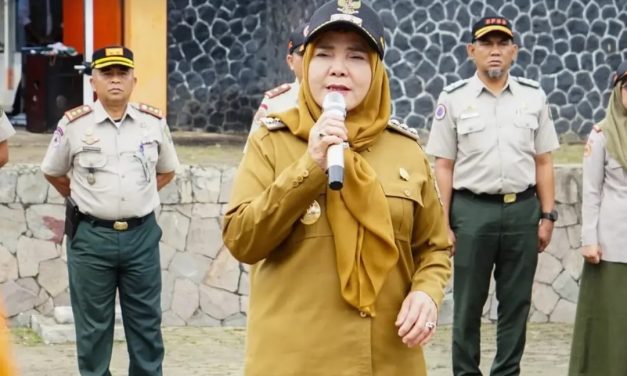 Walikota Bandar Lampung Hj. Eva Dwiana Memberikan Pengarahan Apel pada Jajaran Pegawai Badan Penanggulangan Bencana Daerah (BPBD) Kota Bandar Lampung