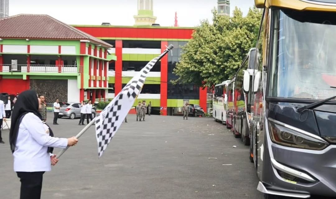 Walikota Bandar Lampung Hj. Eva Dwiana Melepas Peserta Wisata Rohani Umat Beragama Kota Bandar Lampung Gelombang Ke-3 Tahun 2025 Di Halaman Parkir Kantor Pemkot Bandar Lampung