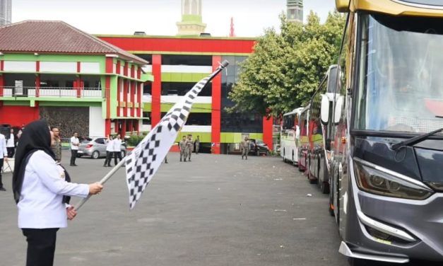 Walikota Bandar Lampung Hj. Eva Dwiana Melepas Peserta Wisata Rohani Umat Beragama Kota Bandar Lampung Gelombang Ke-3 Tahun 2025 Di Halaman Parkir Kantor Pemkot Bandar Lampung