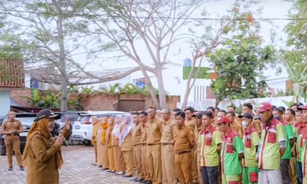 Walikota Bandar Lampung Hj. Eva Dwiana Memberikan Pengarahan Apel Pada Jajaran Pegawai Dinas Lingkungan Hidup dan Satgas Kebersihan Kota Bandar Lampung