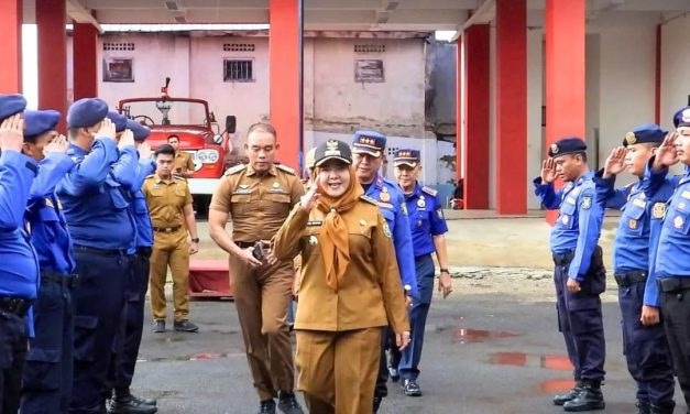 Walikota Bandar Lampung Hj. Eva Dwiana Memberikan Pengarahan Apel pada Jajaran Pegawai Dinas Pemadam Kebakaran (Damkar) Kota Bandar Lampung