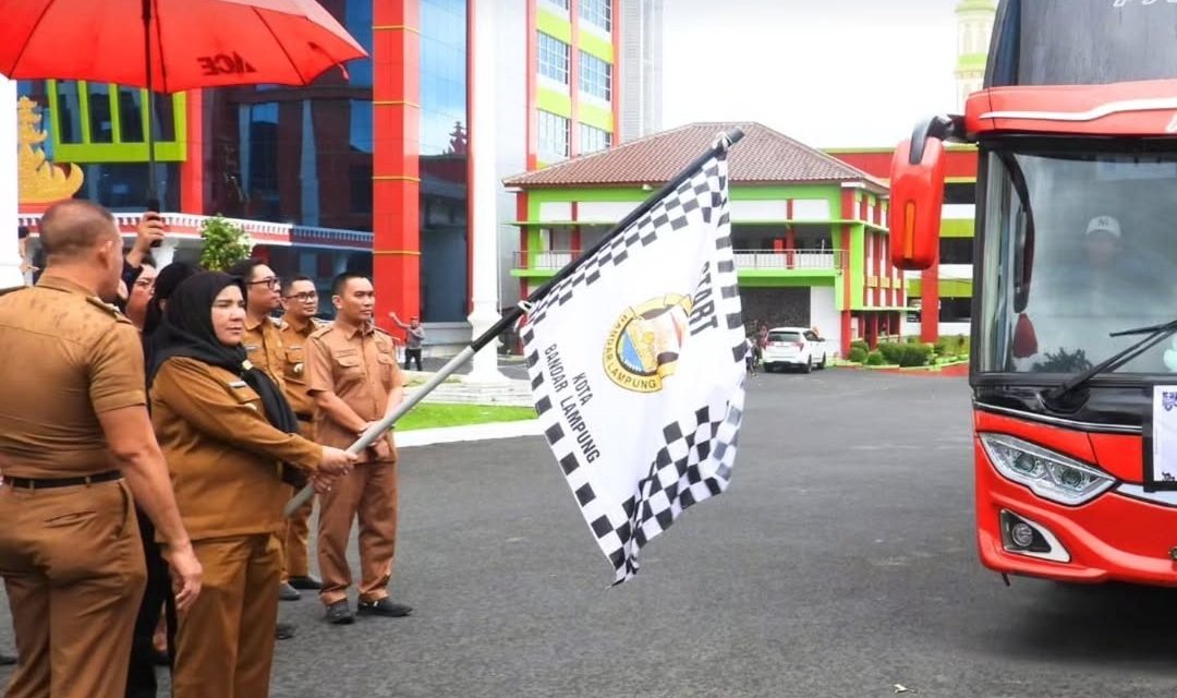 Walikota Bandar Lampung Hj. Eva Dwiana Melepas Peserta Wisata Rohani Umat Beragama Kota Bandar Lampung Gelombang Ke-2 Tahun 2025 Di Halaman Parkir Kantor Pemkot Bandar Lampung