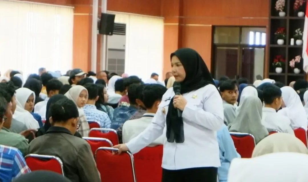 Walikota Bandar Lampung, Hj. Eva Dwiana Memberikan Bantuan Pendidikan SMA/SMK dan Perguruan Tinggi Negeri se-Kota Bandar Lampung
