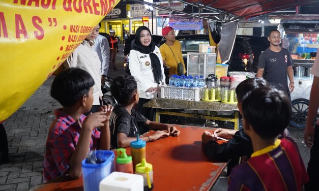 Wali Kota Bandar Lampung Bagikan Kompor Gas Gratis Untuk Pelaku UMKM