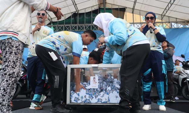 Wali Kota Bandar Lampung Hj. Eva Dwiana secara resmi membuka kegiatan Jalan Sehat dalam rangka memperingati Hari Ulang Tahun (HUT) ke-343 Kota Bandar Lampung