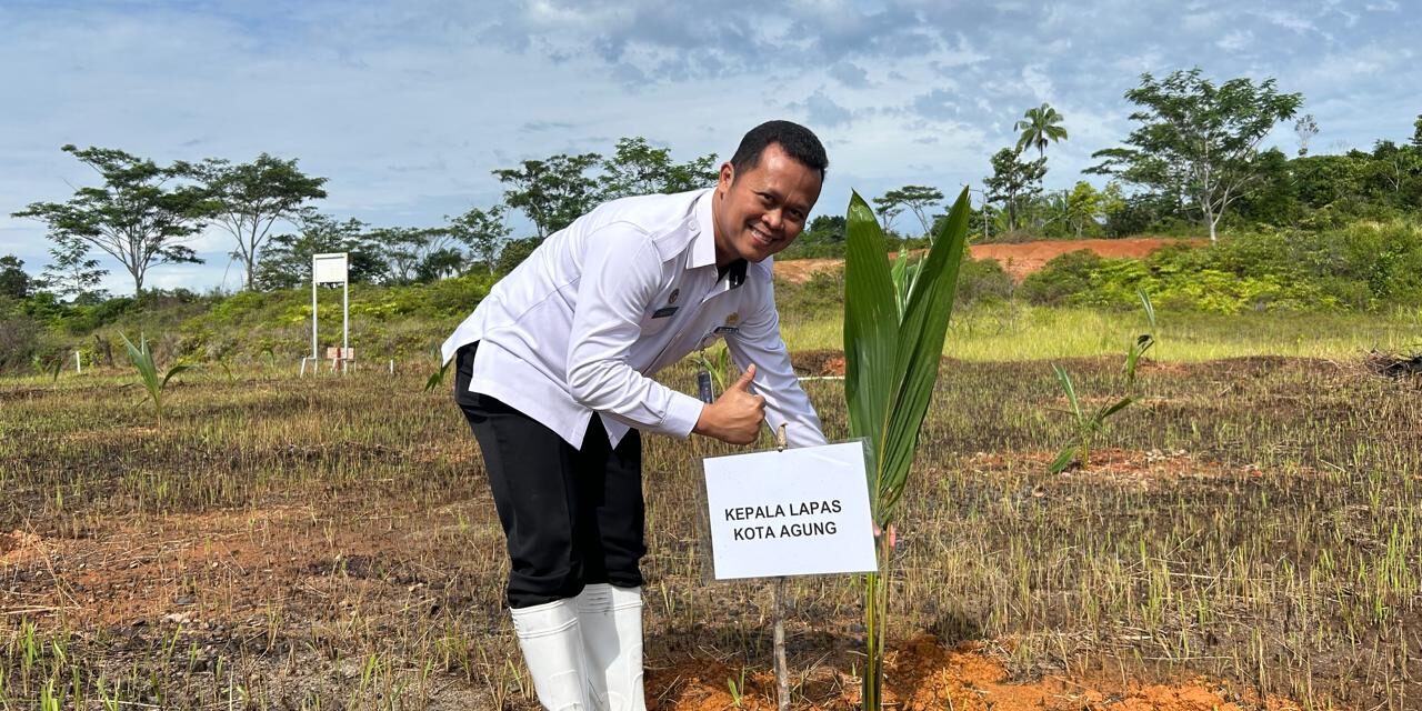 Lapas Kotaagung Sukseskan Penanaman Kelapa Serentak secara Nasional Wujudkan Ketahanan Pangan
