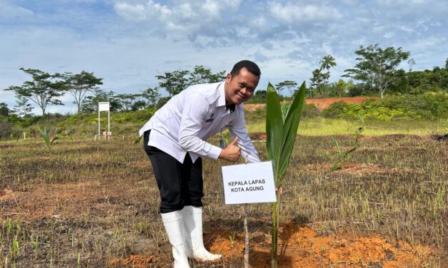 Lapas Kotaagung Sukseskan Penanaman Kelapa Serentak secara Nasional Wujudkan Ketahanan Pangan