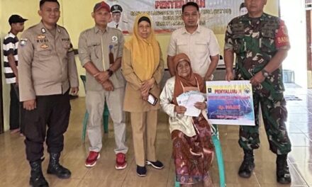 Bhabinkamtibmas Polsek Mancak Polres Cilegon Sambang Tokoh Masyarakat Serta Pemberian Bantuan BLT Dana Desa Di Desa Batukuda
