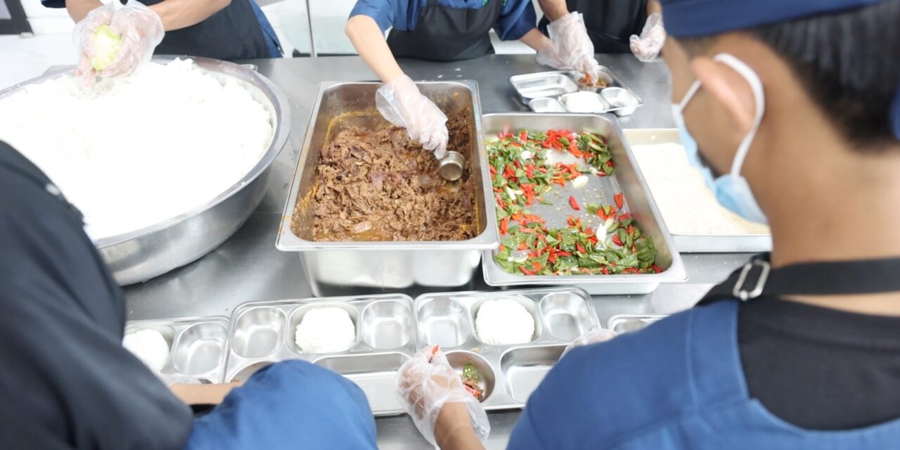 MBG Jadi Jalan Rezeki Ahmad Pemuda Lulusan SMP di Bogor, Terima Gaji Rp 90 Ribu per Hari