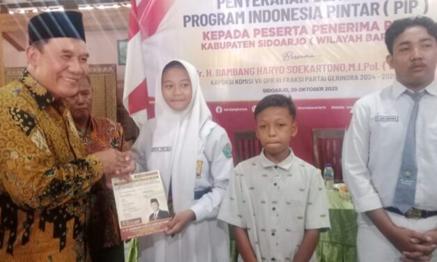 Legislator Gerindra Kembali Serahkan Bantuan PIP untuk Pelajar di Sidoarjo Barat