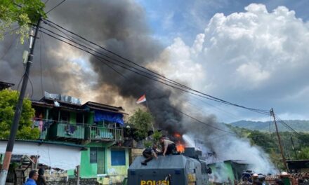 Polri bahu membahu bersama TNI padamkan kebakaran Kodam Lama Jayapura