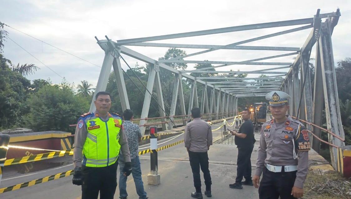 Perbaikan Jembatan Way Giham, Polres Way Kanan Bersama Stakeholder dan Warga Himbau Pengendara Berhati Hati dan Batas Angkutan Mak 28 Ton