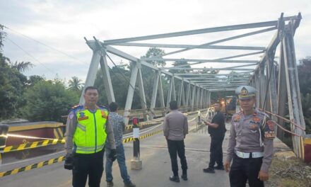 Perbaikan Jembatan Way Giham, Polres Way Kanan Bersama Stakeholder dan Warga Himbau Pengendara Berhati Hati dan Batas Angkutan Mak 28 Ton