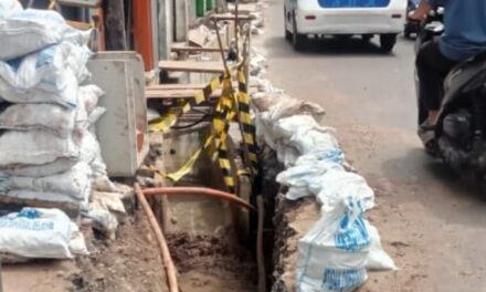 SWAKELOLA PEMASANGAN U-DITCH YANG DI KERJAKAN LANGSUNG SUDIN SDA JAKARTA BARAT BERDAMPAK BURUK BAGI MASYARAKAT SEKITAR
