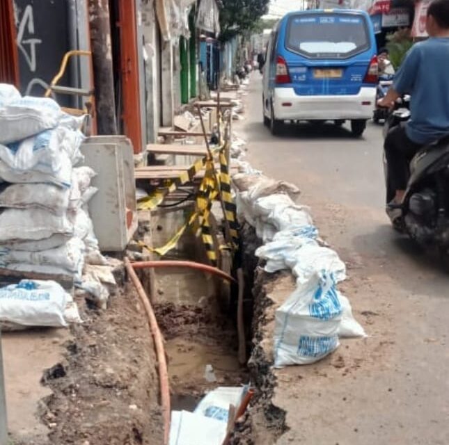 SWAKELOLA PEMASANGAN U-DITCH YANG DI KERJAKAN LANGSUNG SUDIN SDA JAKARTA BARAT BERDAMPAK BURUK BAGI MASYARAKAT SEKITAR