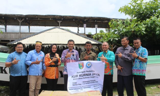 Dinas Perikanan Tanggamus Serahkan Bantuan Kapal Dari KKP Ke KUB Kurnia Jaya di Kota Agung