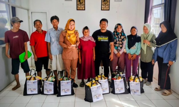 Karang Taruna Pasar Madang Salurkan Bantuan Donatur untuk Warga Terdampak Banjir, Diserahkan Simbolis di Kantor Kelurahan