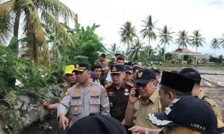 Kapolres Tanggamus Bersama Forkopimda Tinjau Lokasi Banjir Akibat Jebolnya Tanggul Kali Bego