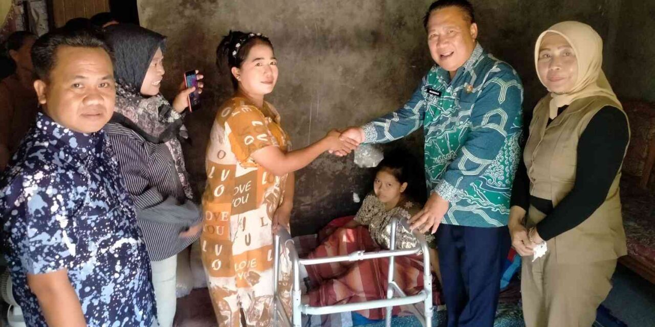 Kadis Sosial Tanggamus Kunjungi Keysa, Pelajar Yang Menjadi Korban Kecelakaan di Kotaagung Barat