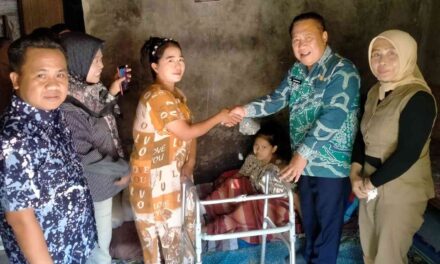 Kadis Sosial Tanggamus Kunjungi Keysa, Pelajar Yang Menjadi Korban Kecelakaan di Kotaagung Barat