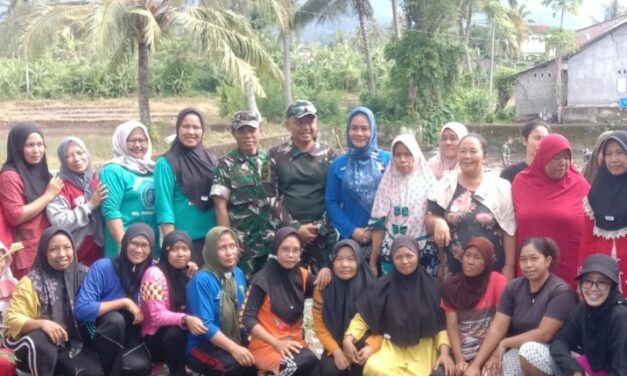 Pasca Banjir Lurah Pasar Madang melaksanakan Kegiatan Gotong Royong Bersama Warga Masyarakat Kelurahan Pasar Madang