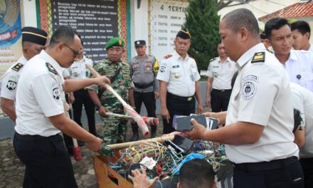 Bersama TNI Polri, Lapas Kotaagung Musnahkan Barang Sitaan Hasil Razia