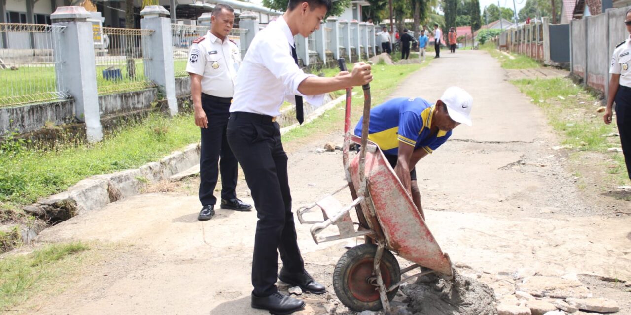 Permudah Akses Masyarakat dengan Perbaiki Jalan, Lapas Kotaagung Laksanakan ‘Korve’ 