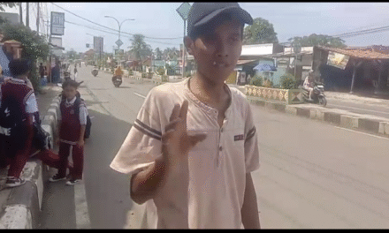 Langkah Pangeran di Pagi Buta: Perjuangan Deni Menghidupi Keluarga di Tengah Keterbatasan