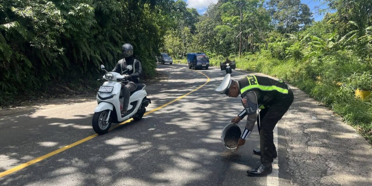 Antisipasi Kecelakaan Lalu Lintas, Satlantas Polres Tanggamus Tangani Tumpahan Solar di Jalan Batu Keramat