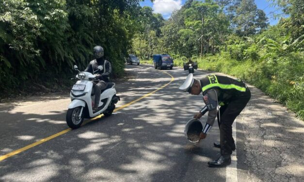 Antisipasi Kecelakaan Lalu Lintas, Satlantas Polres Tanggamus Tangani Tumpahan Solar di Jalan Batu Keramat