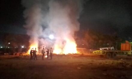 Asap Tebal Gegerkan Kawasan PT Timas Merak, Dugaan Pembakaran Limbah Sisa Seling Kapal Jadi Sorotan