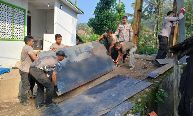 Dukung Mobilitas Warga, Satbrimob Polda Banten Revitalisasi Jembatan di Bayah