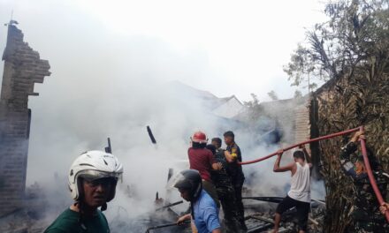 Gerak Cepat TNI Padamkan Kebakaran Rumah Warga di Kota Agung, Kerugian Ditaksir Capai Rp300 Juta