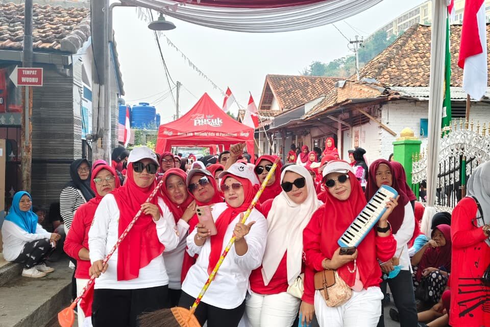 camat Tanjungkarang Timur, Dedi Saputra, S.IP., M. IP Lepas jalan sehat Padas X Bukit 1 Kelurahan Kebon jeruk